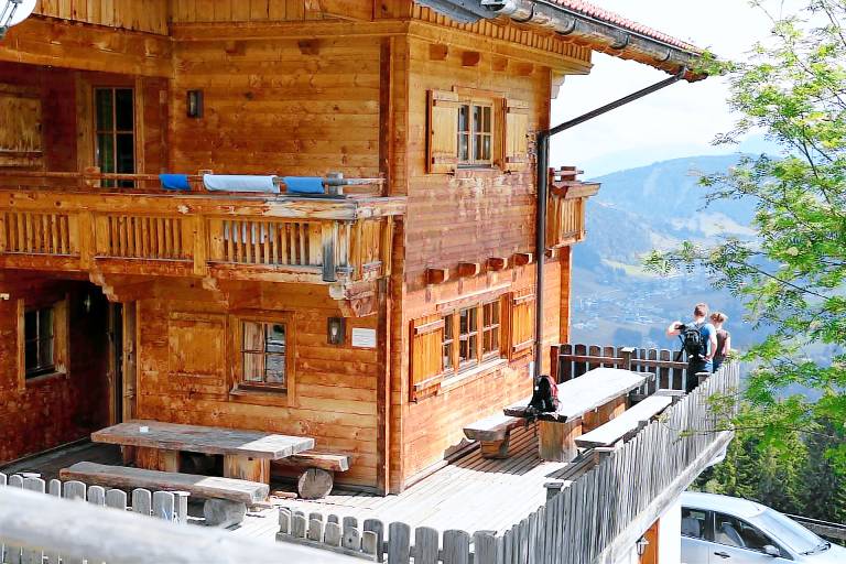 Family-friendly charming vacation home with patio | Mountain view | Close to the ski | Pets are welcome — photo 3