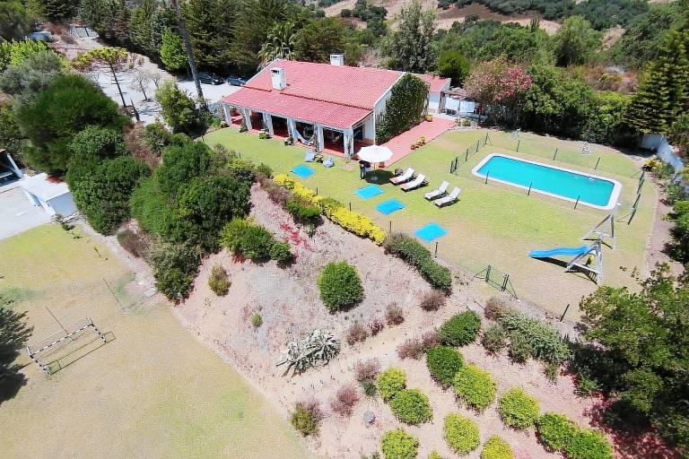 Villa with private pool, yard & fast internet | Garden view in Sao Lourenco