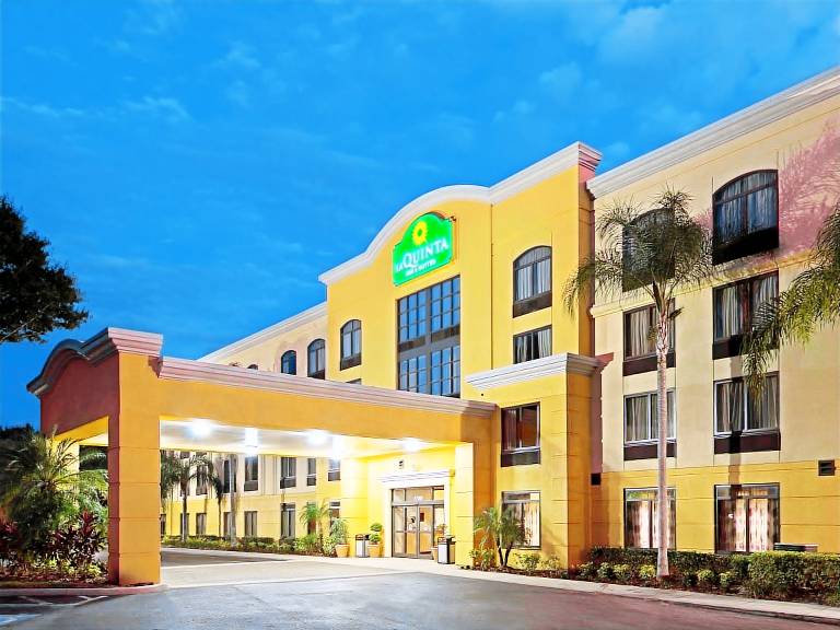 Comfort Inn & Suites Tampa North I-75 — photo 3