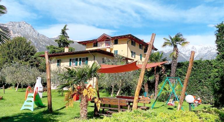 Vacation home with pool, grill & yard in Arco
