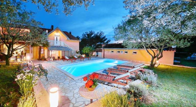 Beautiful apartment with terrace, yard & pool | Pets are welcome in Biograd na Moru