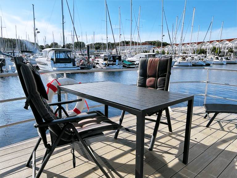 FLOATING 44 in Boltenhagen - festliegendes Hausboot in der Weißen Wiek in Wismar