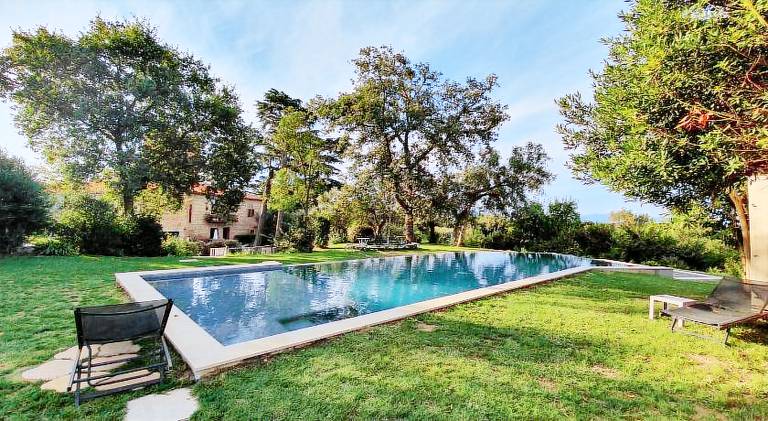 Vacation home with pool, BBQ & patio | Pets allowed — photo 2