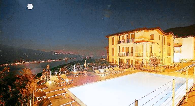 Apartment with patio, pool & yard — photo 3