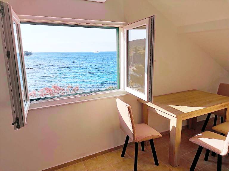 Holiday apartment with patio & barbeque — photo 2