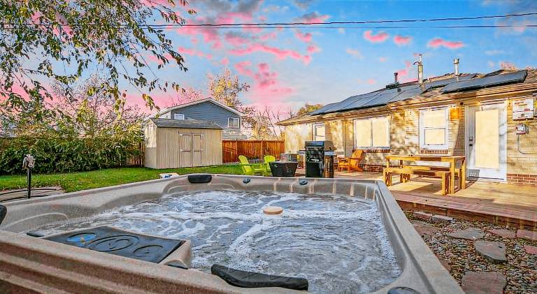 House with hot tub — photo 4
