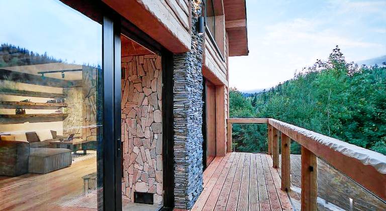 Chalet with hot tub & sauna | Pets allowed — photo 2