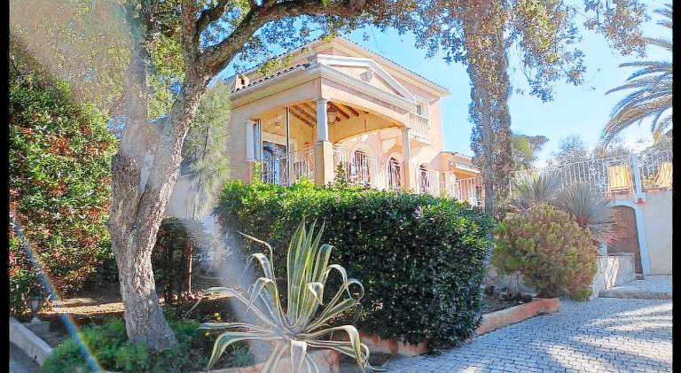Fully equipped big vacation home with private pool, garden & barbecue | Perfect for remote work | Dogs allowed in Saint-Raphaël