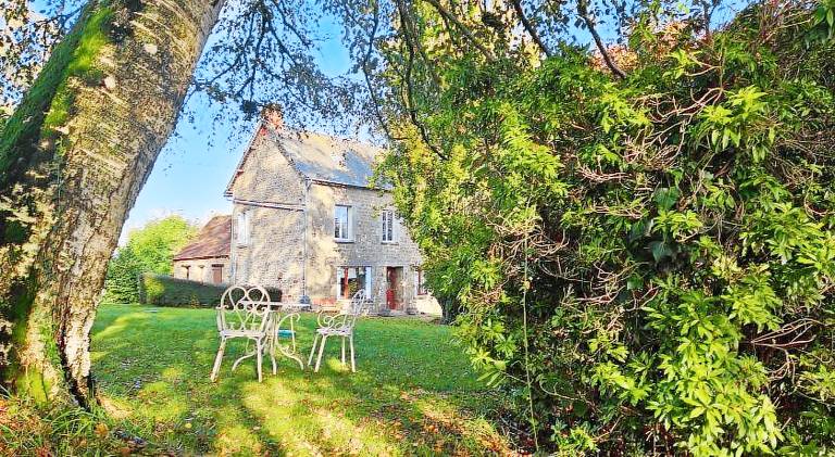 The Lions Den - La Loge Guest House in Mayenne