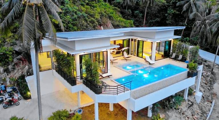 Villa with yard, grill & patio — photo 3