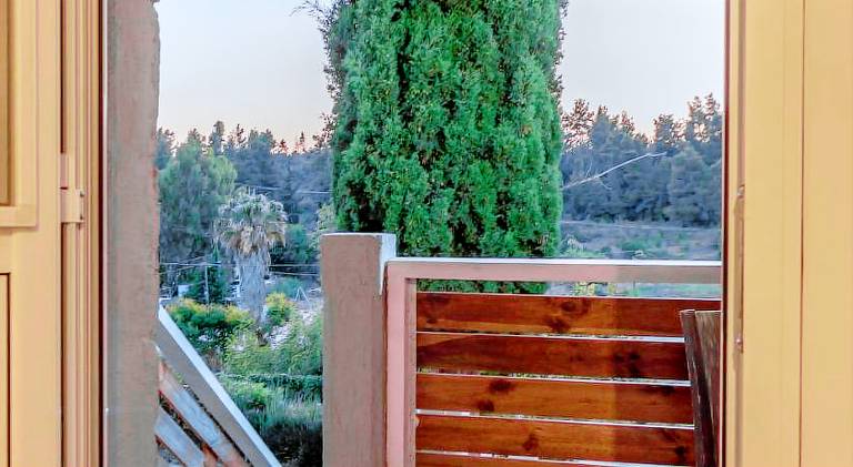 Pleasant serviced apartment with patio & yard | Pets allowed — photo 5