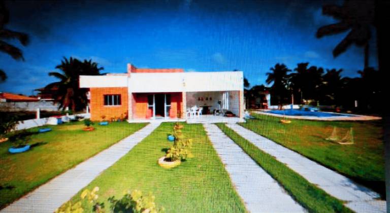 Ample vacation home with pool, BBQ & yard | Pets allowed — photo 5