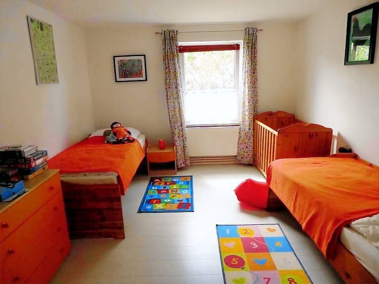 In Vorland mit Grill und Garten