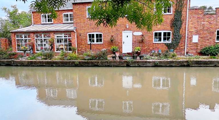 Canalside B and B in Northampton