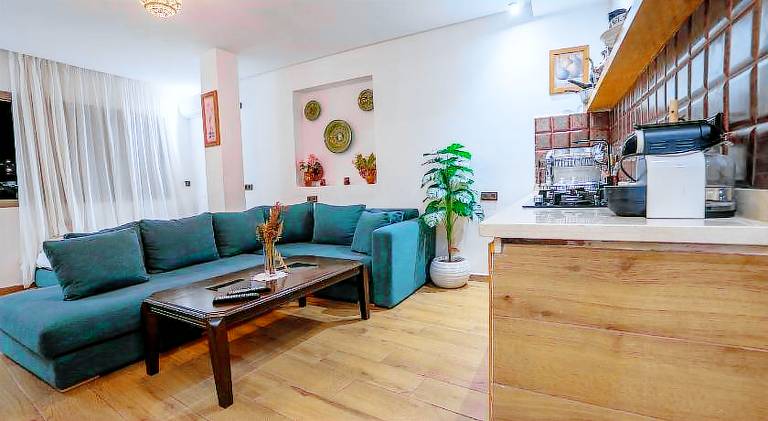 Serviced apartment with patio — photo 5