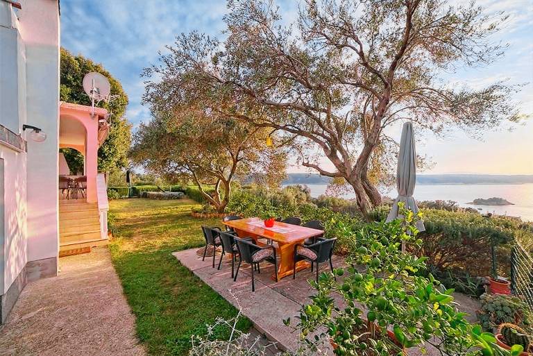 One bedroom apartment with balcony and sea view Supetarska Draga - Gonar, Rab (A-22586-b) in Rab