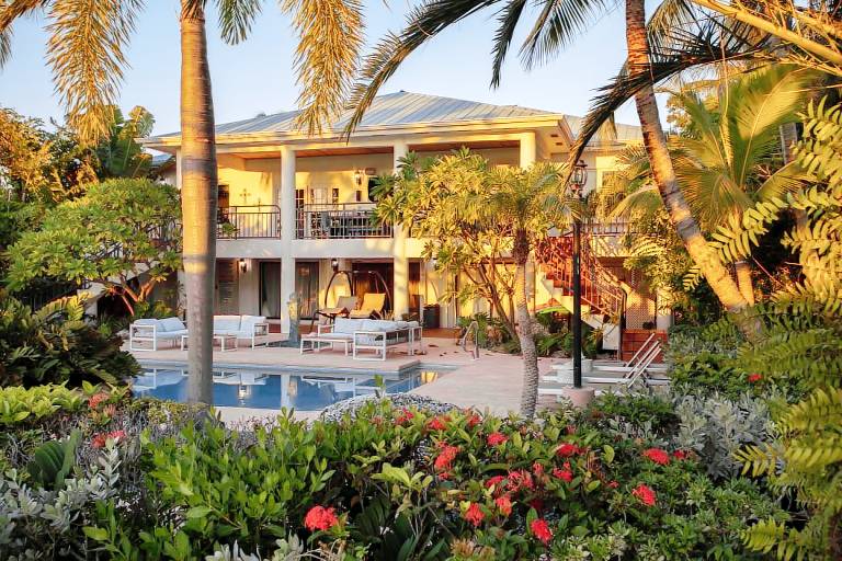 Luxury Waterfront Estate-Seawall Dockage-Pool in Key West, FL