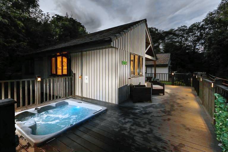 Beautiful lodge with jacuzzi & garden | Pets allowed — photo 2