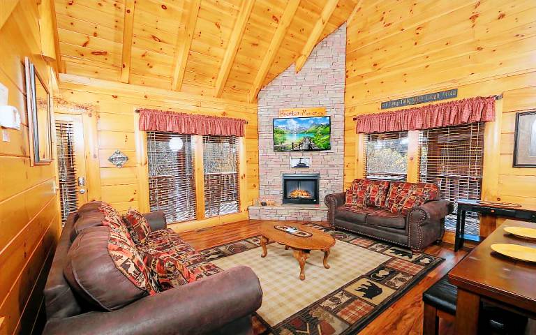 Cabin with jacuzzi, pool & grill | Mountain view — photo 3