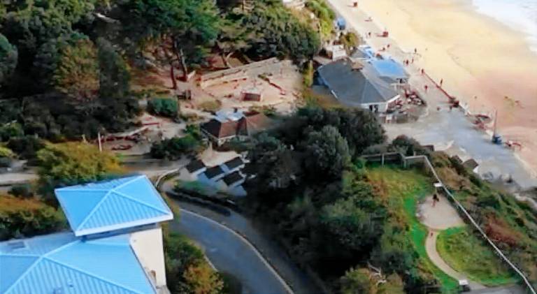 Sandbanks Stay, sleeps 12, beach, outdoor bbq, parking in Bournemouth