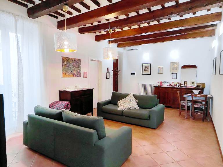 Holiday apartment with yard | City view — photo 4