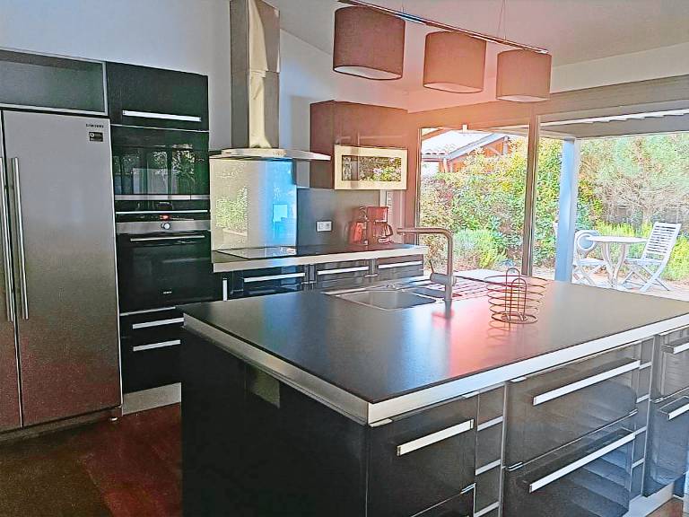Contemporary villa with heated private pool 1.5 km from the beach for 8 people — photo 5