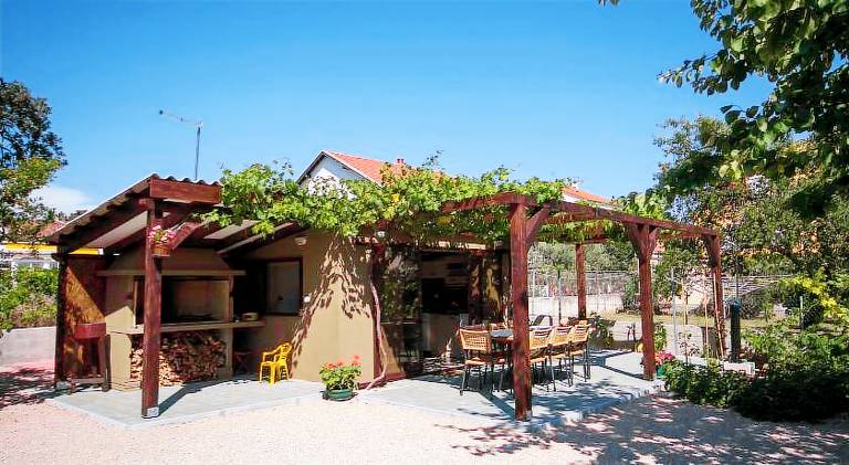 Holiday apartment with garden, barbeque & patio — photo 4