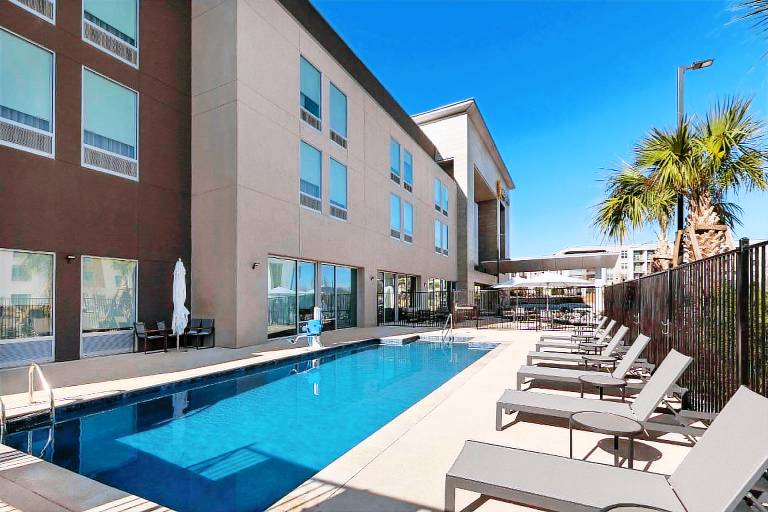 La Quinta Inn & Suites by Wyndham San Antonio at the RIM — photo 3