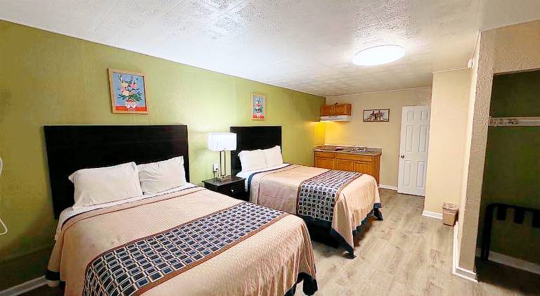 Executive Inn and Kitchenette Suites — photo 5