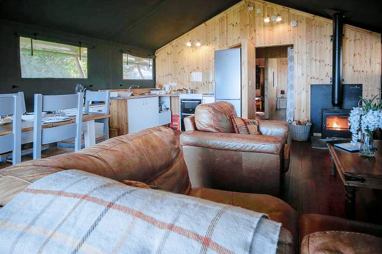 Camping suite with hot tub, barbecue & yard | Beach view — photo 5