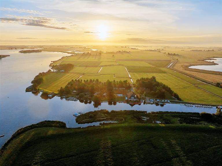 Het Voorhuis van de oude boerderij aan de Friese Meren met eigen steiger. — photo 4