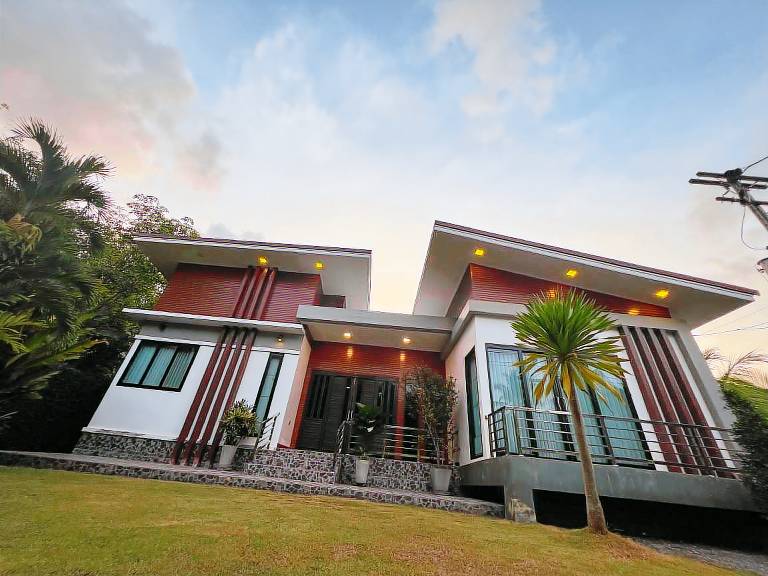Villa with hot tub, BBQ & private pool — photo 3
