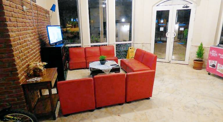 Serviced apartment with garden & pool — photo 5