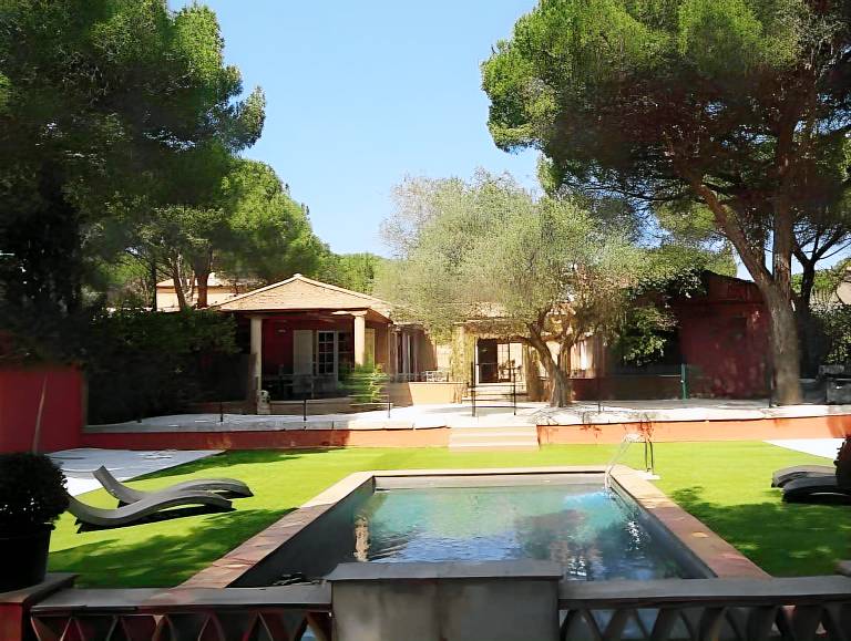 Pleasant serviced apartment with pool, patio & garden | Next to the beach | Pets allowed in Sainte-Maxime