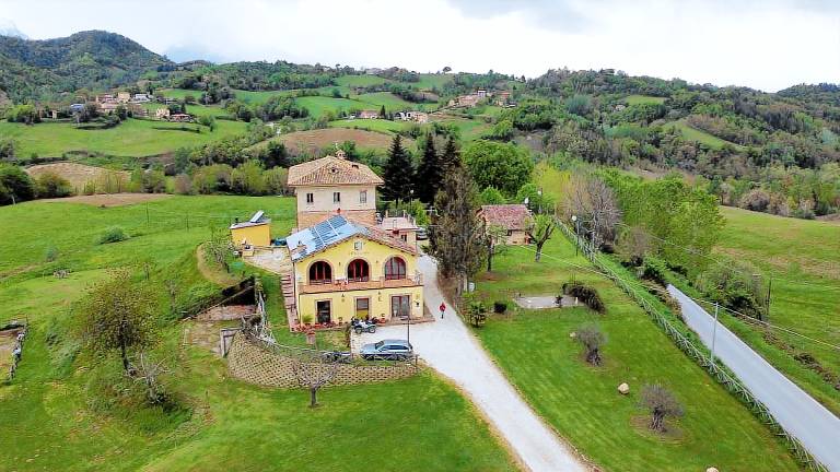 Agriturismo Antica corte: Carmenta camera matrimoniale con balcone — photo 3