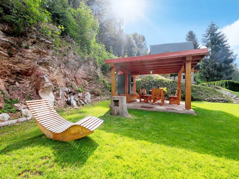 Vacation home with yard, barbeque & terrace | Nature view — photo 5