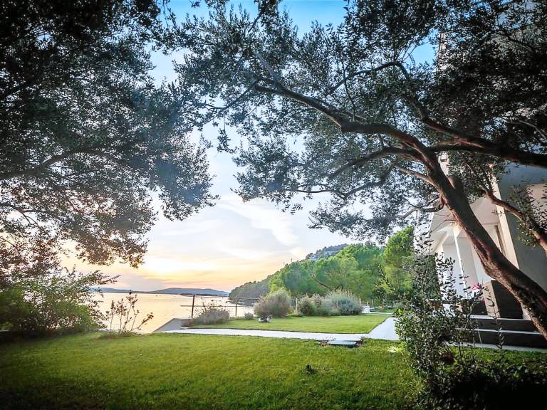 Vacation home with private pool, barbeque & terrace — photo 5