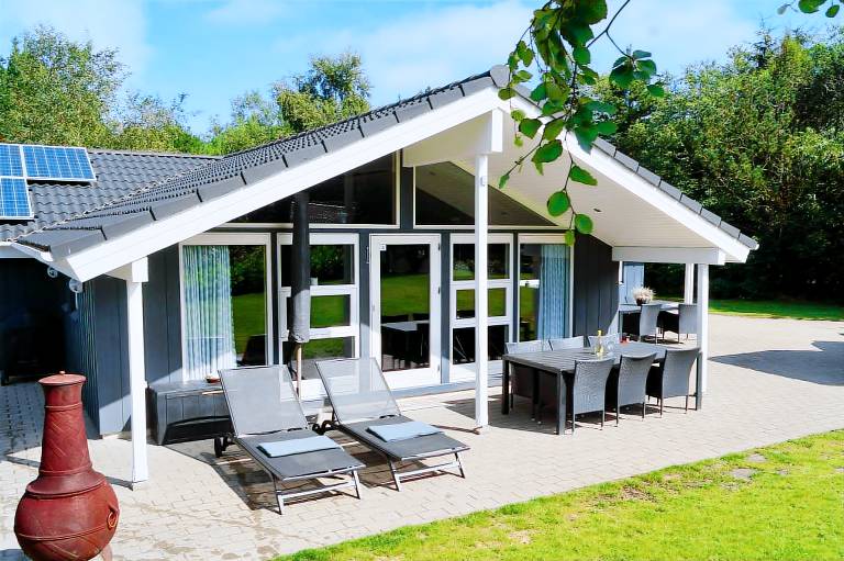 Vacation home with sauna, hot tub & terrace — photo 5
