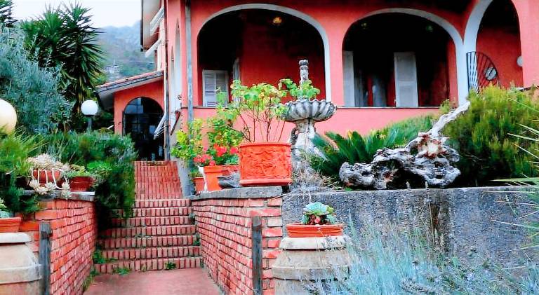 House with hot tub, garden & barbeque — photo 5