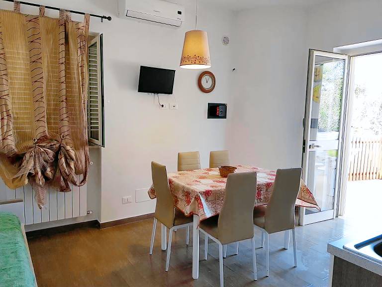 Family-oriented nice rental apartment with BBQ & yard | Garden view | Dogs allowed — photo 3