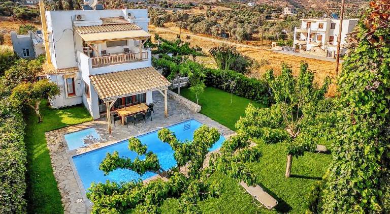 Holiday apartment with pool in Heraklion