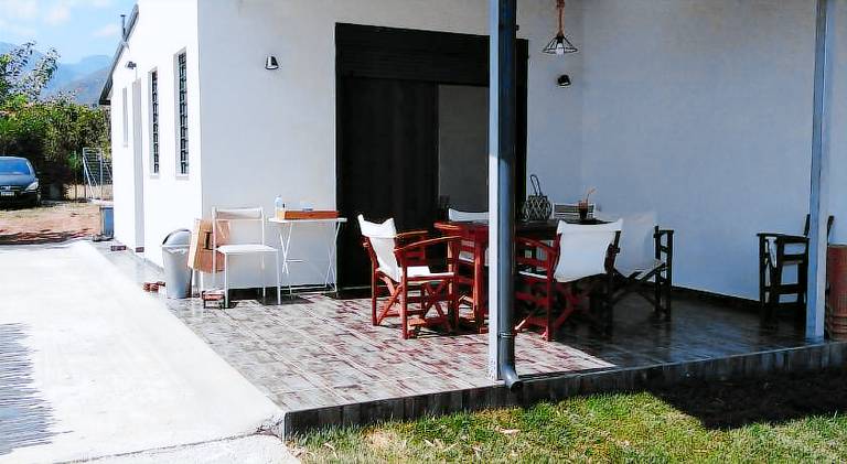 Villa with yard & terrace in Aigialeia