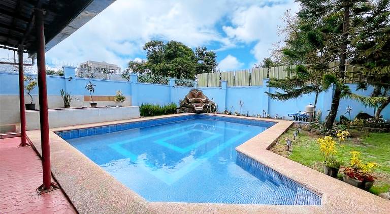 House with pool in Tagaytay