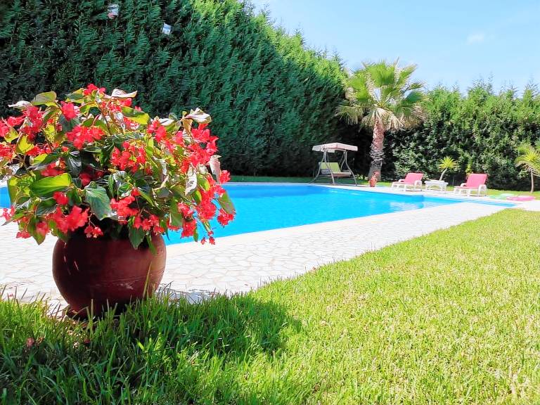 Family-friendly spacious villa with yard, grill & patio | Pool view | Perfect for remote work | Pets allowed — photo 3