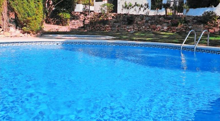 Villa with pool — photo 4