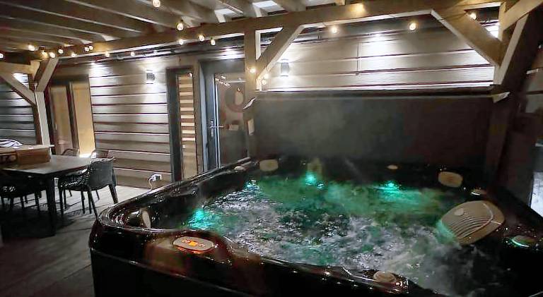 Fully equipped holiday apartment with hot tub, garden & patio | Pets allowed — photo 5