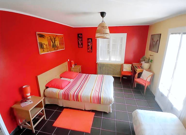 Bed & breakfast with fast internet, yard & terrace | River view in Lisieux
