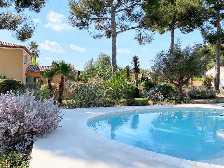 Children-friendly villa with private pool & yard | Pets are welcome — photo 2