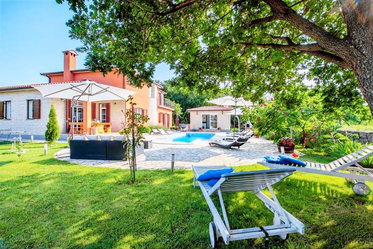 Rental with pool, terrace & barbeque | Pool view — photo 5