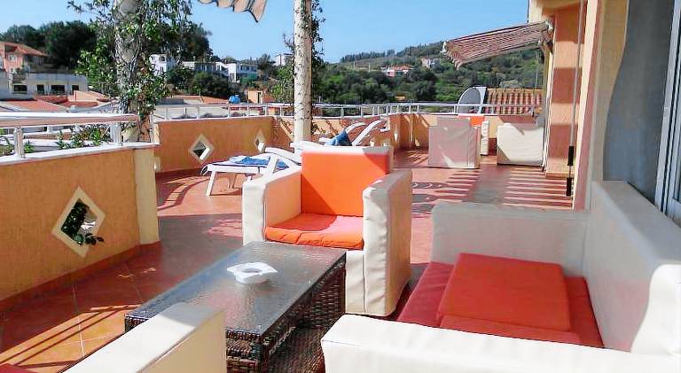 Serviced apartment with sauna, pool & patio — photo 4